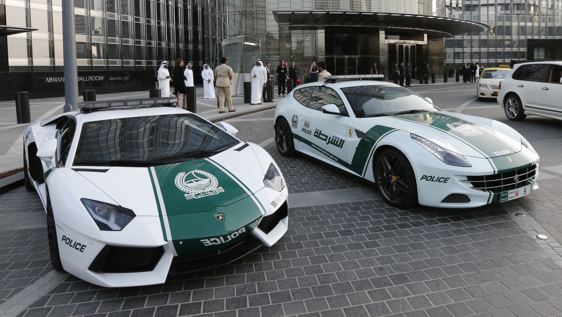 Una flota de coches de policía Lamborghini  Ocho formas locas de tirar dinero en Dubai |  bayas de cerebro