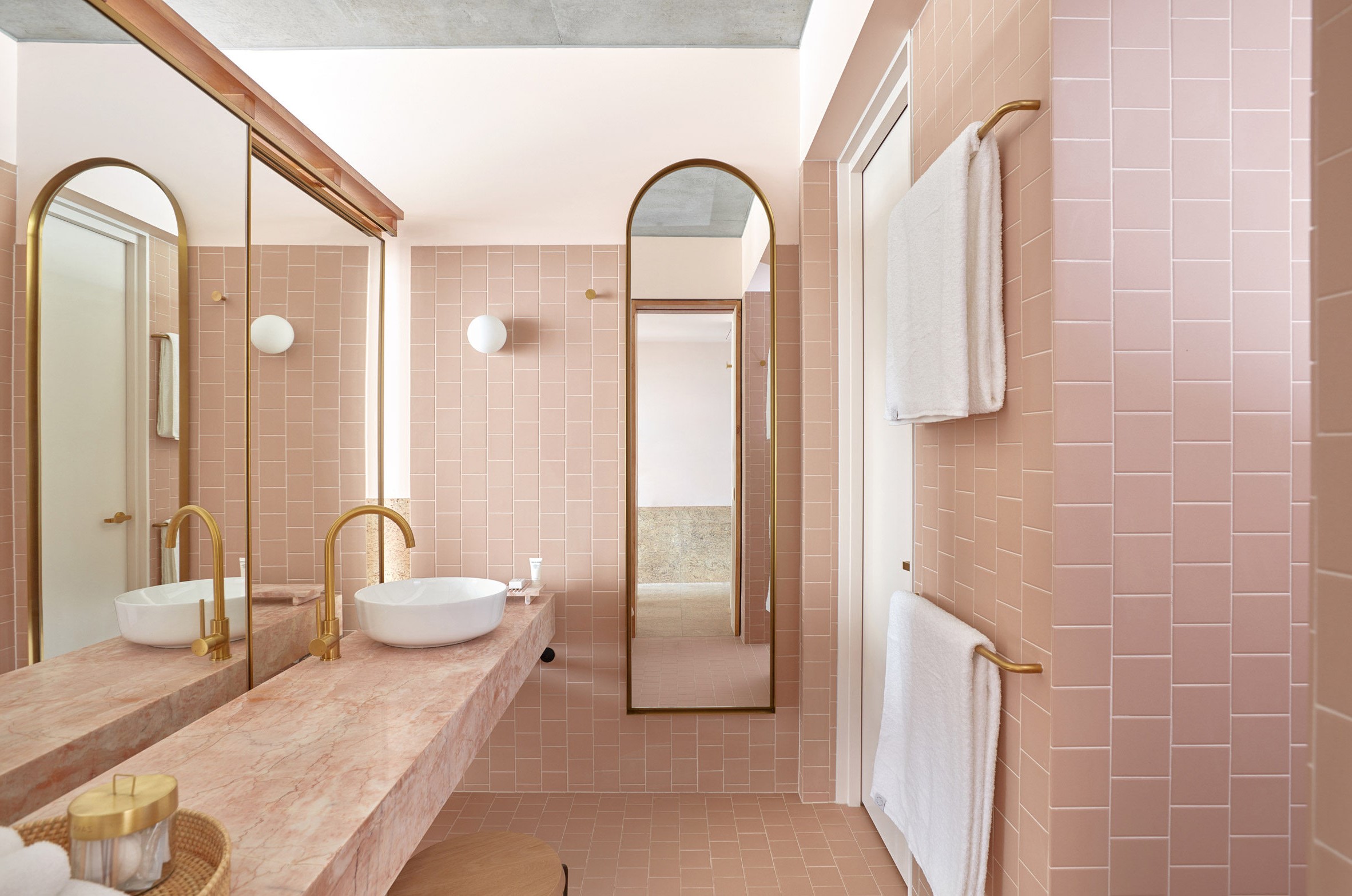 Rosa melocotón |:  Los 10 mejores y peores colores para tu baño |  su belleza