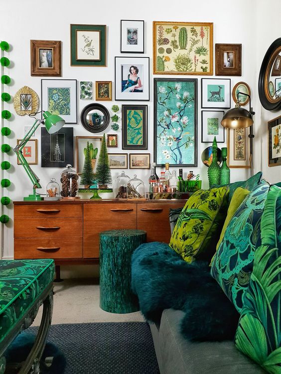 Cuelgue arreglos fotográficos creativos y obras de arte económicas en lugar de elegantes |  15 consejos creativos y económicos para la renovación del hogar |  su belleza