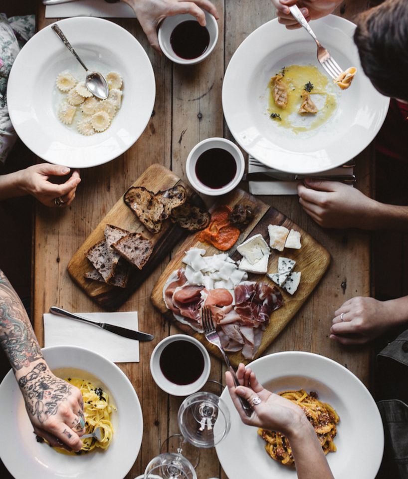 Reúne a tus amigos o familiares  8 consejos Hygge para el invierno más hermoso de todos los tiempos |  su belleza
