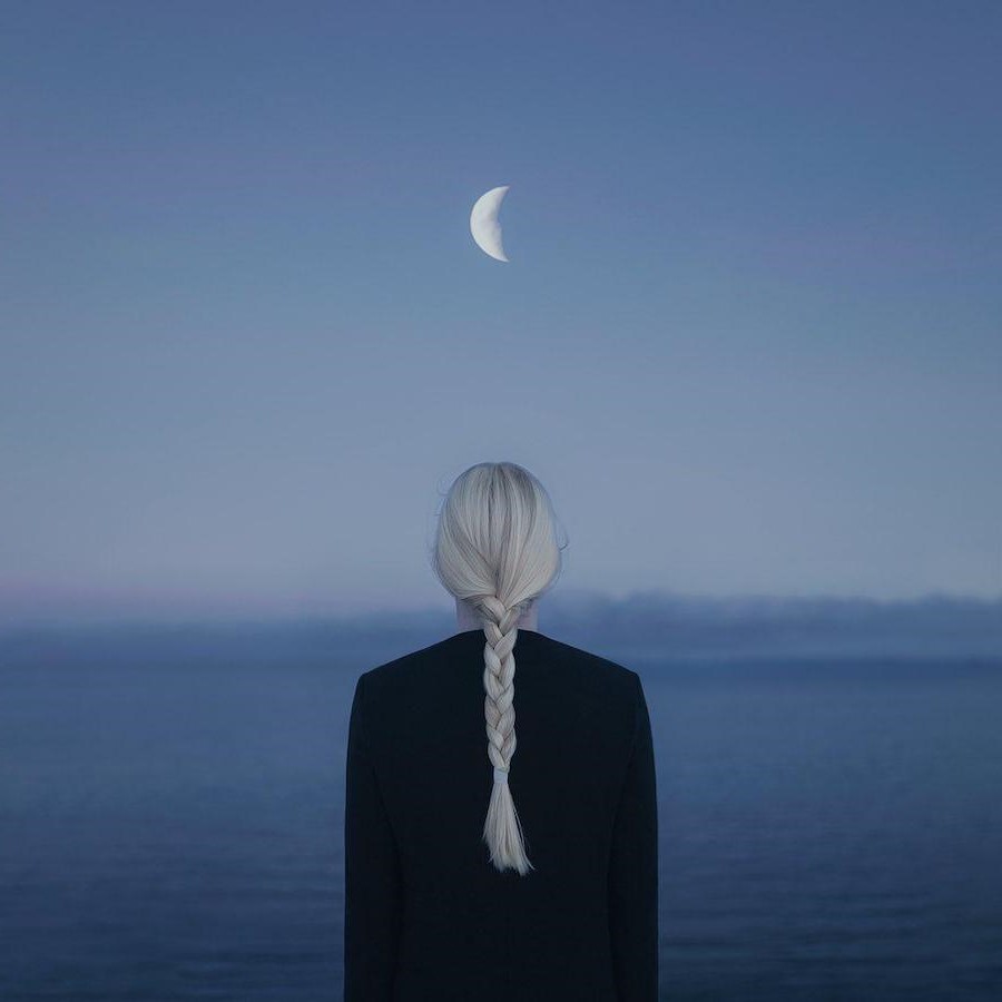 ¿Se trata sólo de mí?  |:  Fotografía surrealista que explora el solitario mundo interior del hombre.  bayas de cerebro