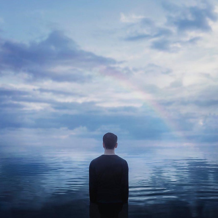 Arcoiris |:  Fotografía surrealista que explora el solitario mundo interior del hombre.  bayas de cerebro