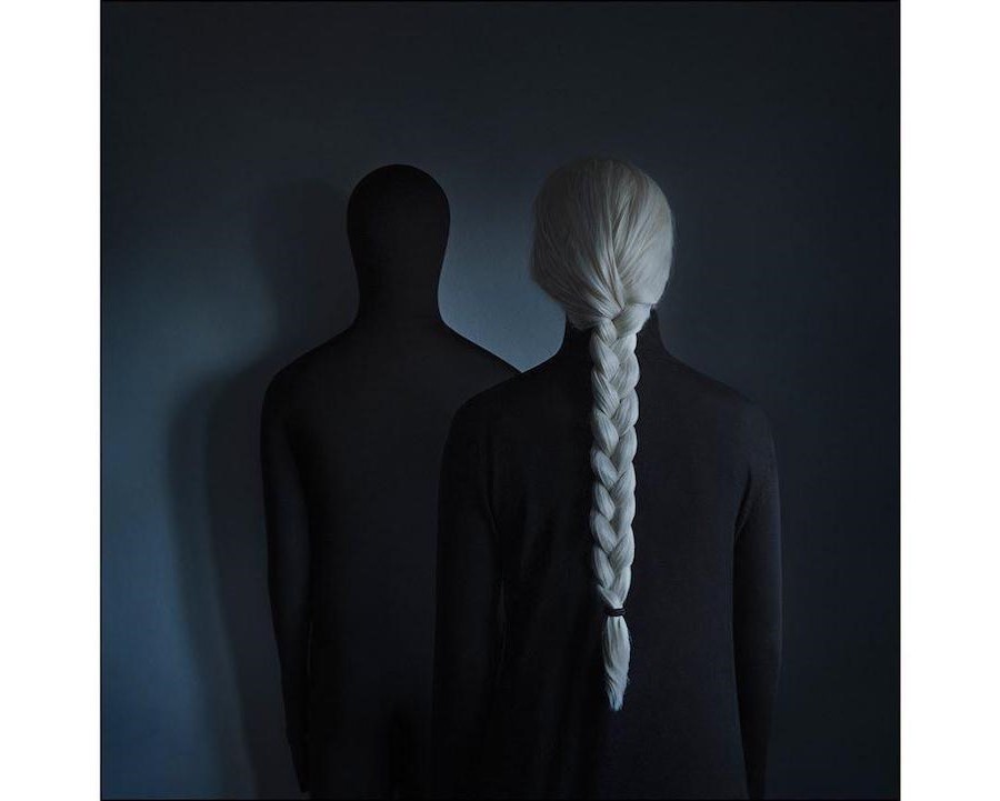 Sin sentido |:  Fotografía surrealista que explora el solitario mundo interior del hombre.  bayas de cerebro