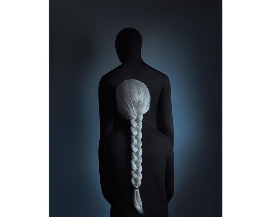 La sombra frente a la chica.  Fotografía surrealista que explora el solitario mundo interior del hombre.  bayas de cerebro