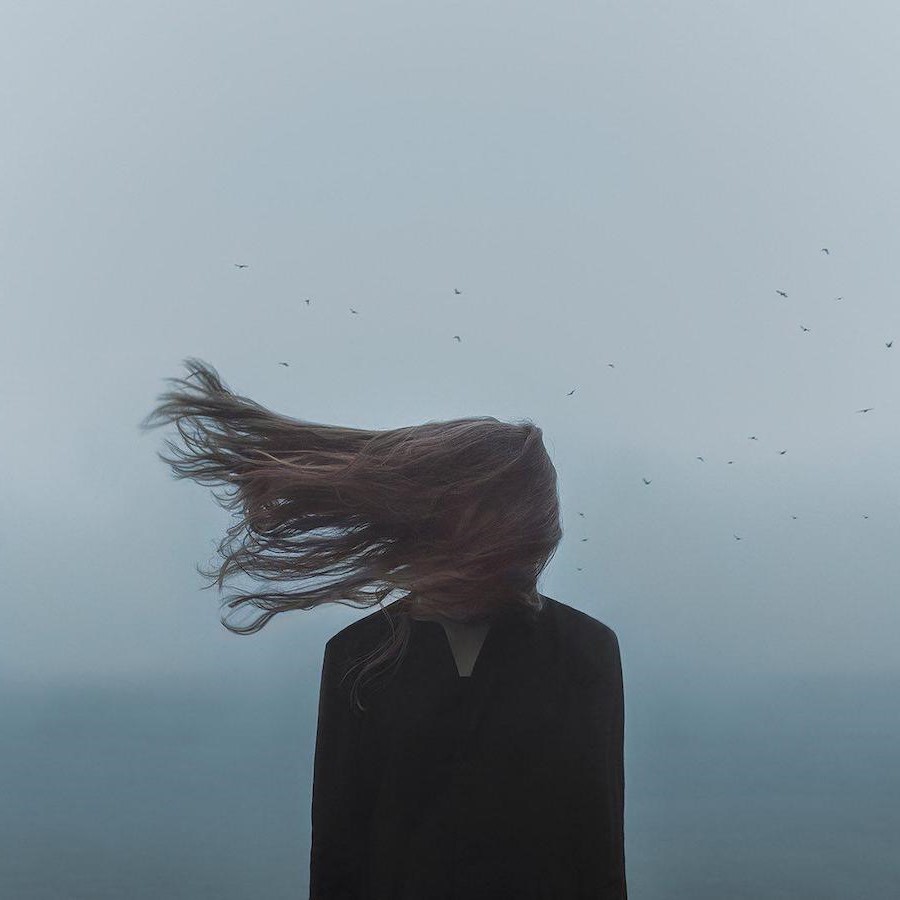 Tranquilidad de espíritu  Fotografía surrealista que explora el solitario mundo interior del hombre.  bayas de cerebro