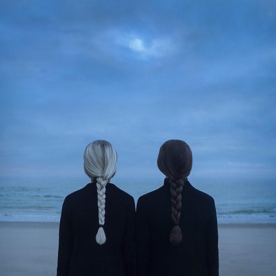 mar  Fotografía surrealista que explora el solitario mundo interior del hombre.  bayas de cerebro
