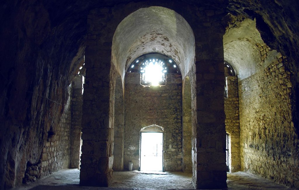 Iglesia rupestre de San Pedro, Hatay, Turquía  17 iglesias rupestres increíblemente hermosas en todo el mundo |  bayas de cerebro