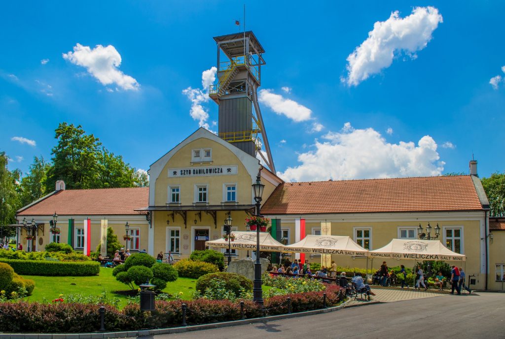 Capilla del Rey Bendito, Mina de Sal de Wieliczka, Cracovia, Polonia  17 iglesias rupestres increíblemente hermosas en todo el mundo |  bayas de cerebro