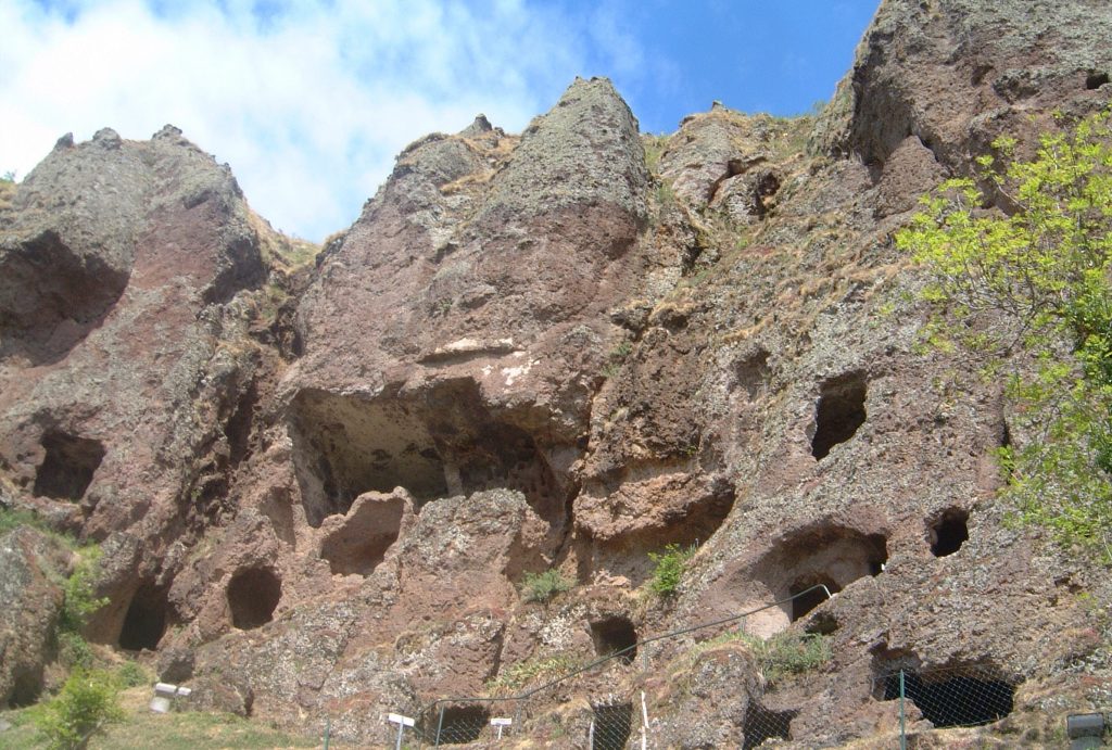     Cuevas de Jonas, Auvernia, Francia exterior |  17 iglesias rupestres increíblemente hermosas en todo el mundo |  bayas de cerebro