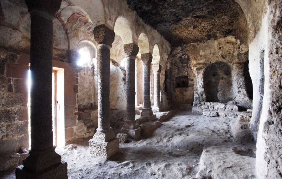     Cuevas de Jonas, Auvernia, Francia |  17 iglesias rupestres increíblemente hermosas en todo el mundo |  bayas de cerebro