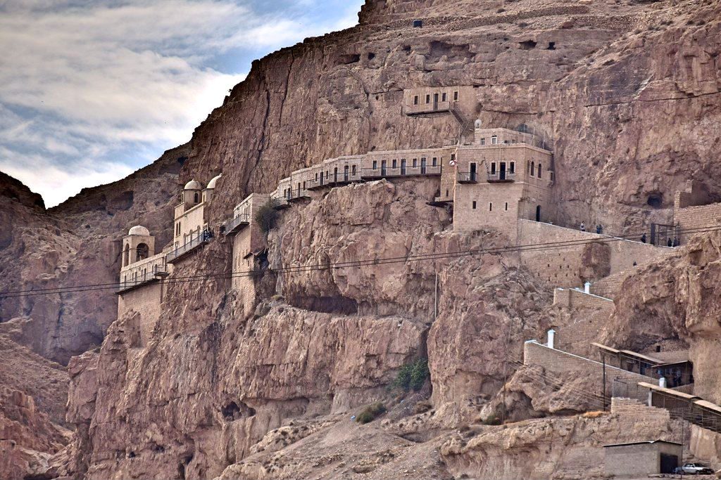 Monasterio de la Tentación, Cisjordania, en las afueras de Jericó  17 iglesias rupestres increíblemente hermosas en todo el mundo |  bayas de cerebro