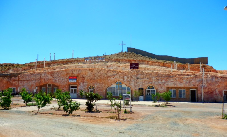     Iglesia Ortodoxa Serbia en Coober Pedy, Australia  17 iglesias rupestres increíblemente hermosas en todo el mundo |  bayas de cerebro