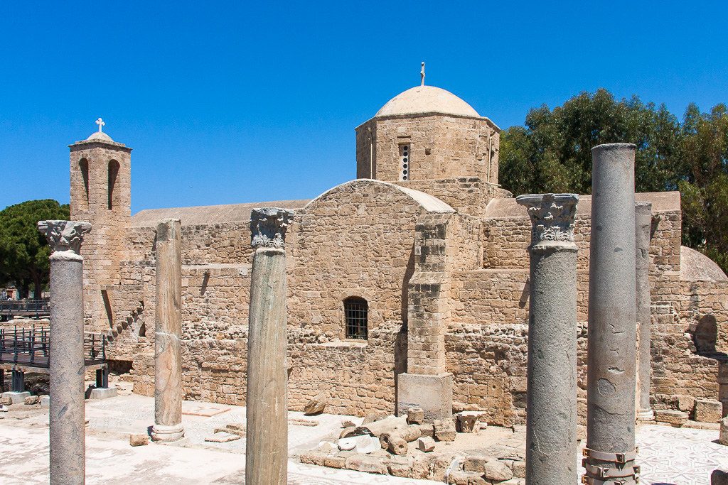 Panagria Hrysospiliotissa, bajo el Templo de Dioniso, Grecia afuera |:  17 iglesias rupestres increíblemente hermosas en todo el mundo |  bayas de cerebro