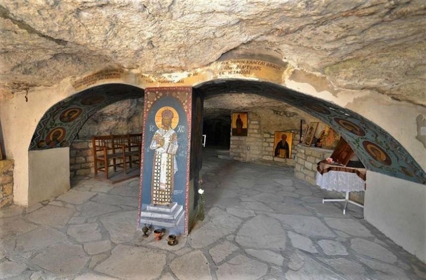 Panagria Hrysospiliotissa, bajo el templo de Dioniso, Grecia  17 iglesias rupestres increíblemente hermosas en todo el mundo |  bayas de cerebro