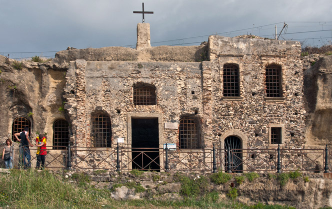 Iglesia de Piedigrotta, Pizzo, Italia Exterior |:  17 iglesias rupestres increíblemente hermosas en todo el mundo |  bayas de cerebro