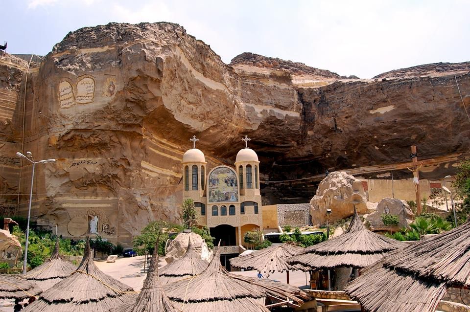     Exterior de la iglesia de San Samaans de la aldea de Mokatham, Egipto  17 iglesias rupestres increíblemente hermosas en todo el mundo |  bayas de cerebro