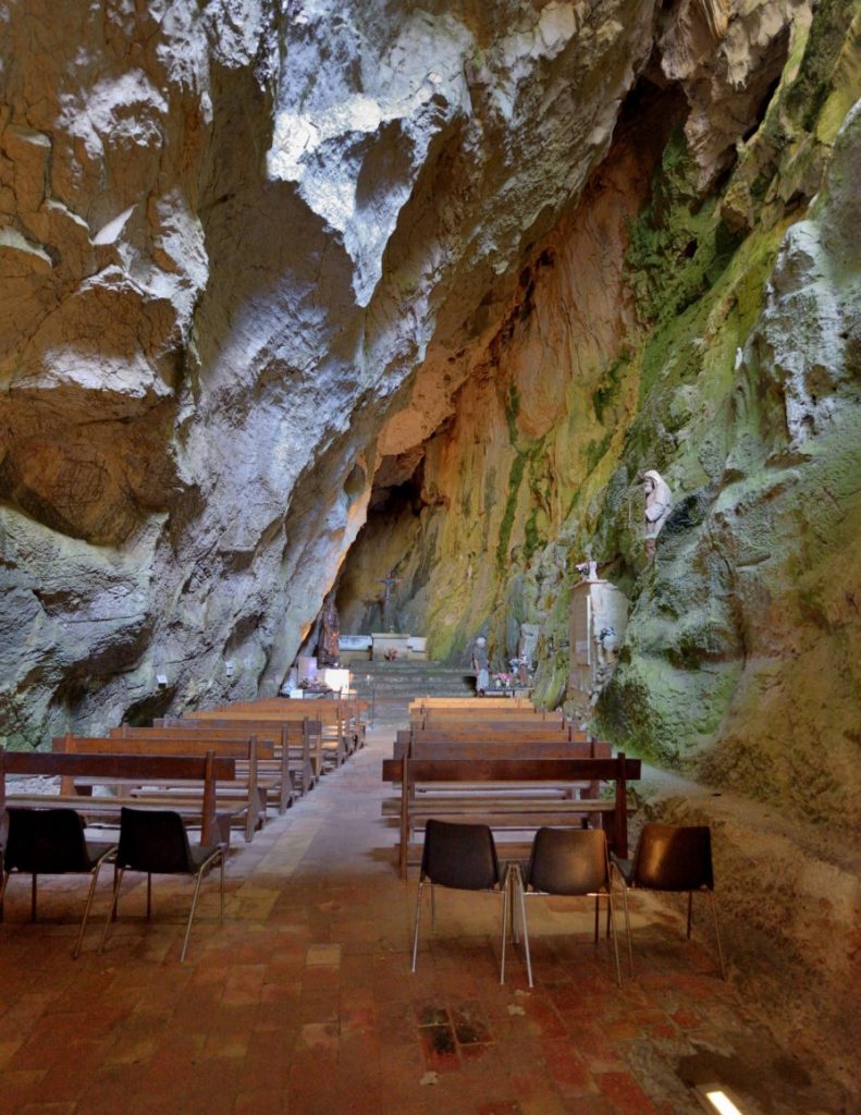 Capilla troglodita al fondo de las gargantas de Galamus, Francia  17 iglesias rupestres increíblemente hermosas en todo el mundo |  bayas de cerebro