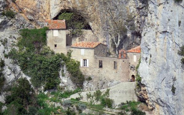 Capilla troglodita al pie de las gargantas de Galamus, Francia, exterior |:  17 iglesias rupestres increíblemente hermosas en todo el mundo |  bayas de cerebro
