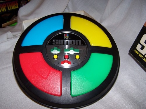     juego de simón |  Los 8 mejores gadgets de los años 80 que definieron una década |  bayas de cerebro