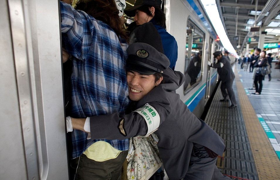 Abarrotado de metro |  Los 8 trabajos más extraños a los que puedes postularte |  bayas de cerebro